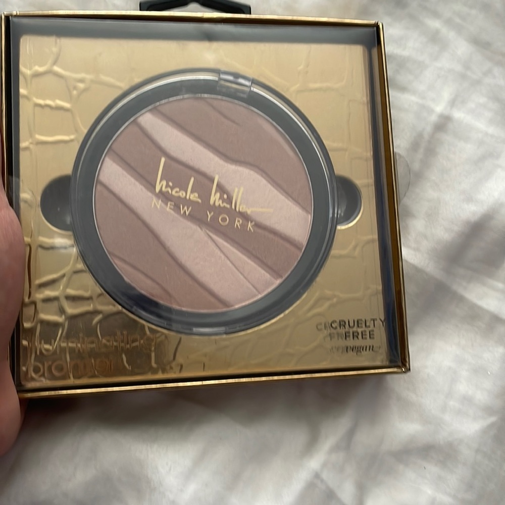 🔥Nicole Miller illuminating bronzer🔥